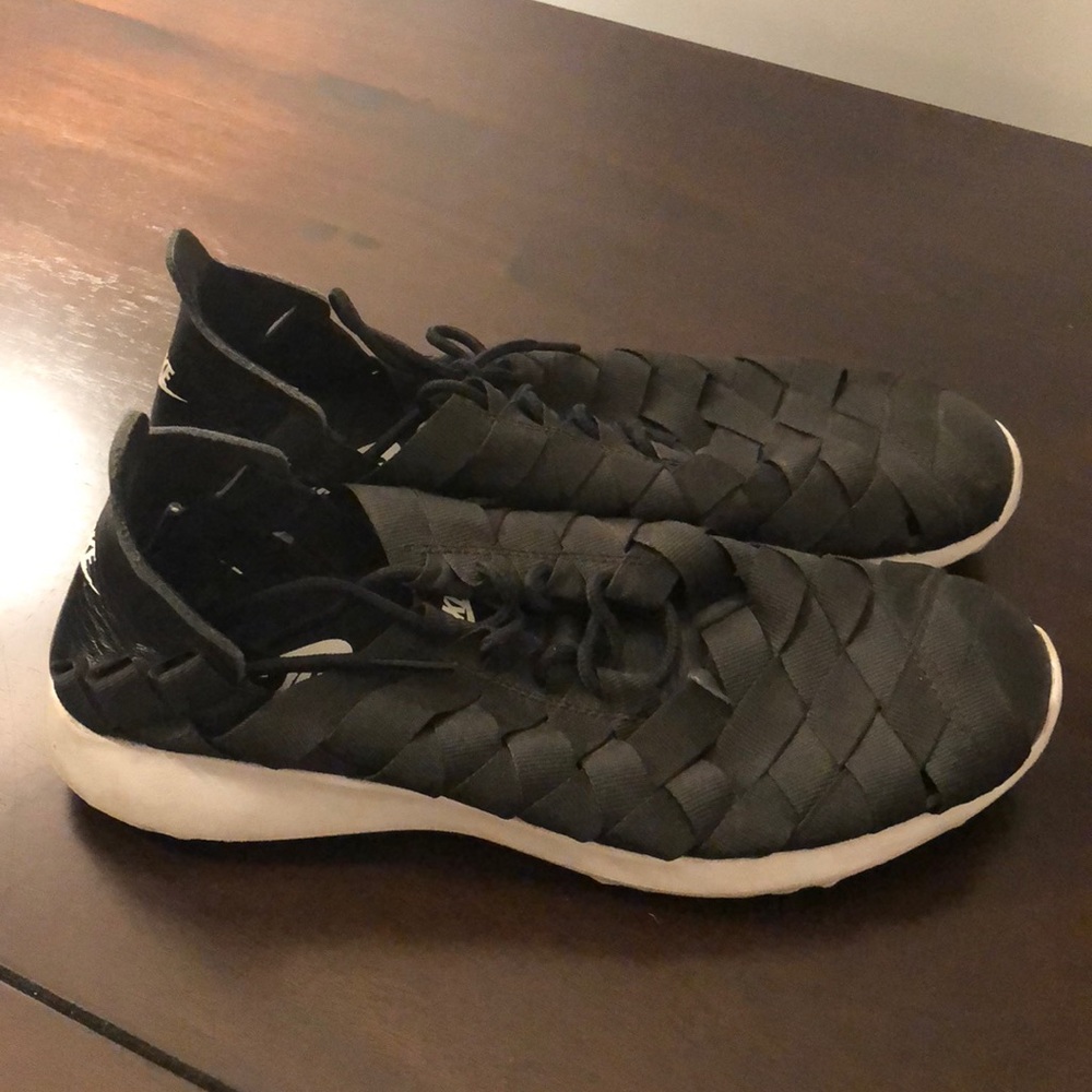 Nike size 8 casual sneaker worn